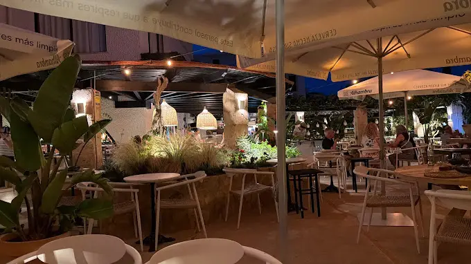 Comedor y ambiente acogedor del restaurante Cal Miquel en Mallorca