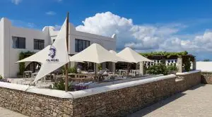 Terraza exterior con sombrillas del restaurante Cal Miquel con vistas al mar en Cala Pi